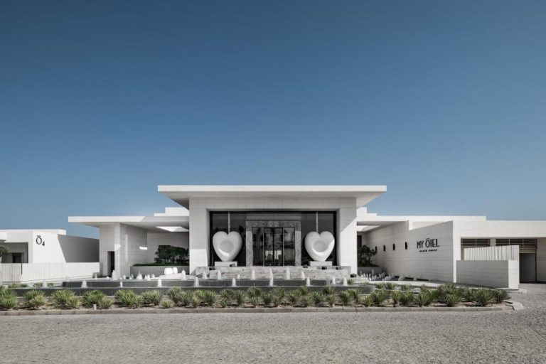 Fachada exterior con esculturas de corazones y fuentes en My Ōtel North Coast Adult Only
