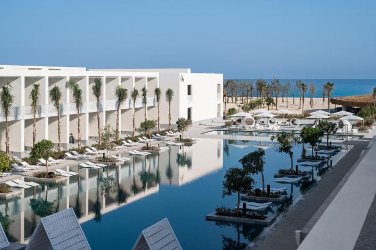 Piscina infinita con tumbonas y vistas al mar del resort My Ōtel North Coast Adult Only