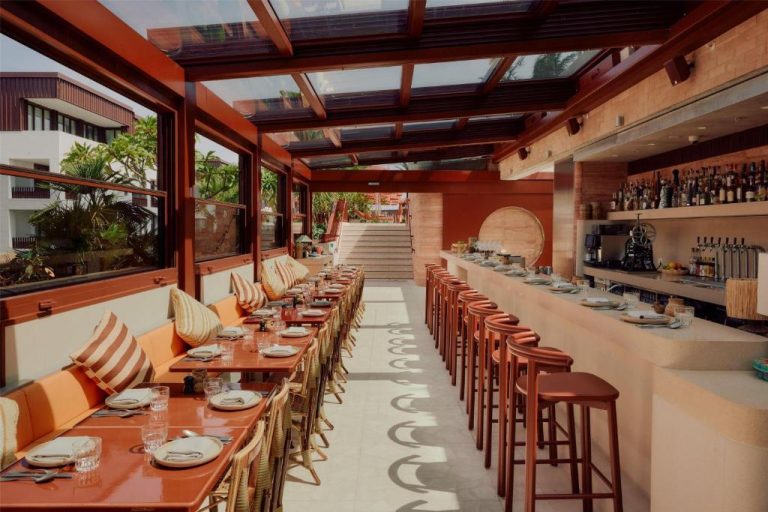 Restaurante y barra de bar con techo acristalado y decoración en tonos terracota del The EVE Hotel Sydney
