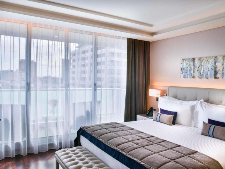 Habitación deluxe con cama king y balcón en Palladio Hotel Buenos Aires MGallery Collection