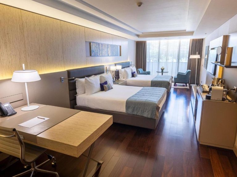 Habitación doble de lujo con dos camas y escritorio de trabajo en Palladio Hotel Buenos Aires MGallery