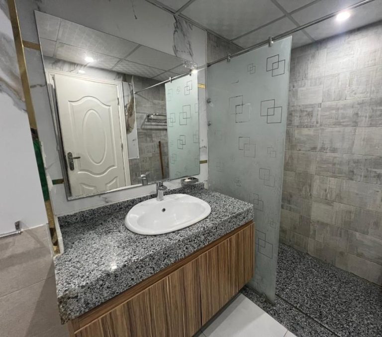 Baño moderno con lavabo de mármol y cabina de ducha en Scandic Resort Hurghada