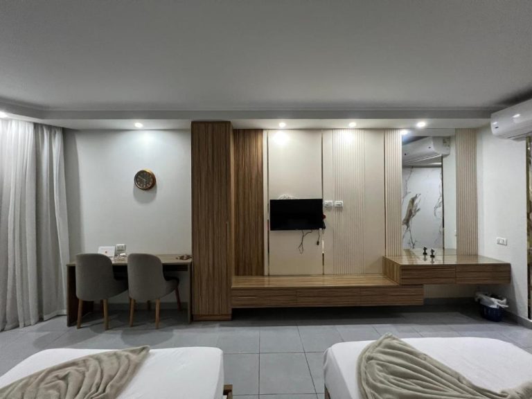 Habitación doble moderna con TV y escritorio en Scandic Resort Hurghada, Egipto