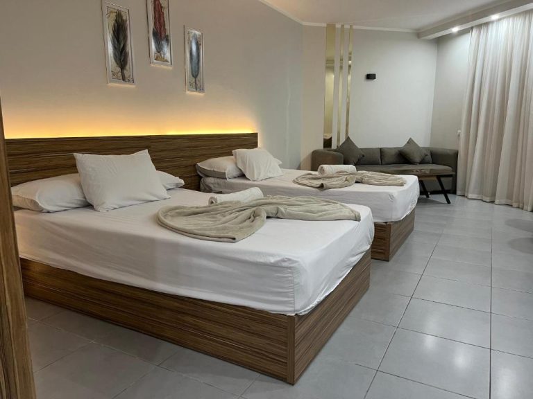 Habitación triple de lujo con camas dobles y sofá en Scandic Resort Hurghada, Egipto