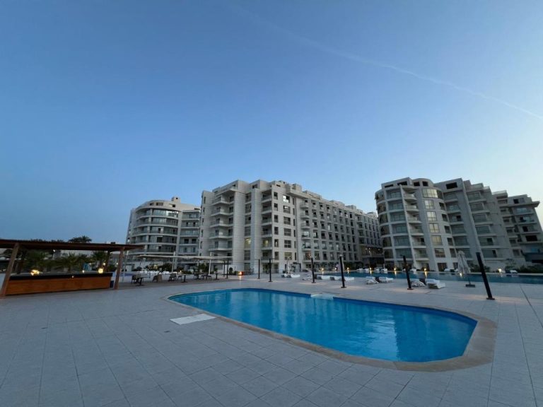 Piscina exterior con vistas a los edificios del Scandic Resort Hurghada en Egipto