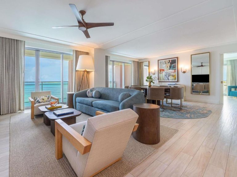 Amplio salón de suite con vistas al mar turquesa en el hotel SLS at Baha Mar