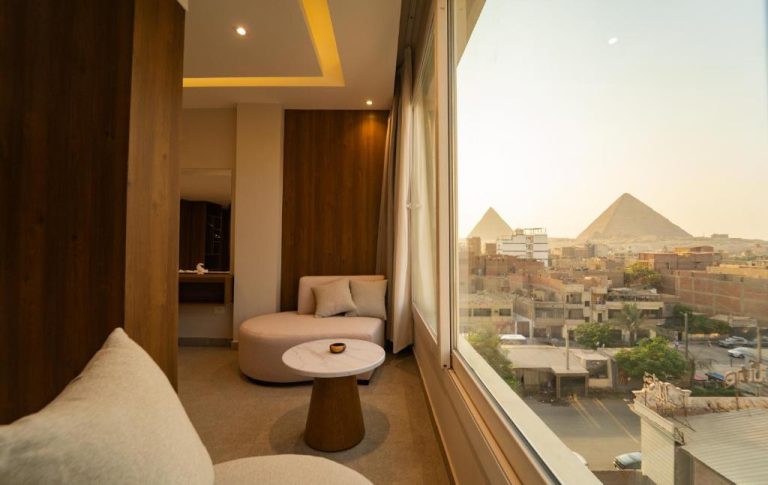 Habitación de lujo con sofá y vistas panorámicas a las Pirámides de Giza en Kemet Pyramids View Hotel