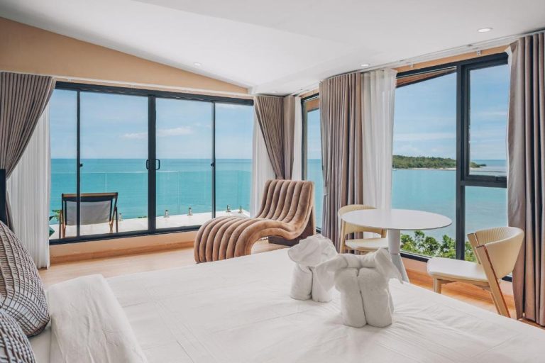 Habitación de lujo con cama doble y vistas panorámicas al mar turquesa en Leva Boutique Hotel