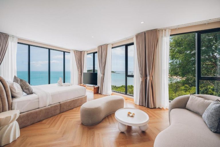 Habitación de lujo con cama king, sofá y vistas panorámicas al mar en Leva Boutique Hotel