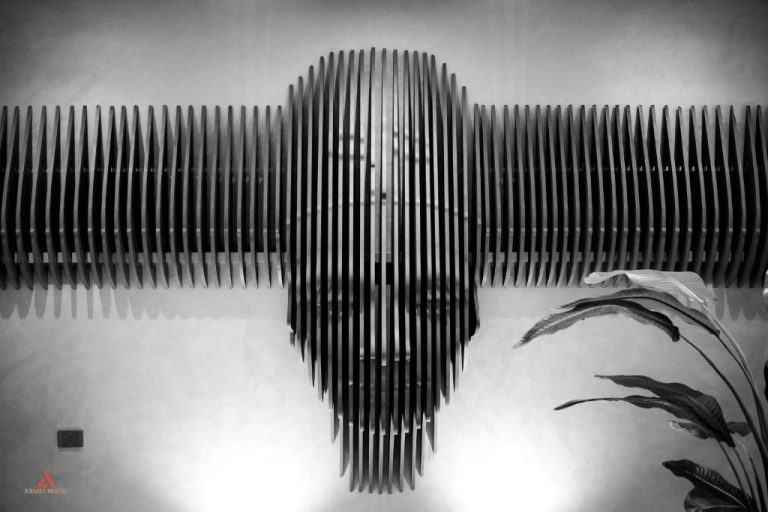 Escultura artística de rostro humano en el lobby del Kemet Pyramids View Hotel en El Cairo