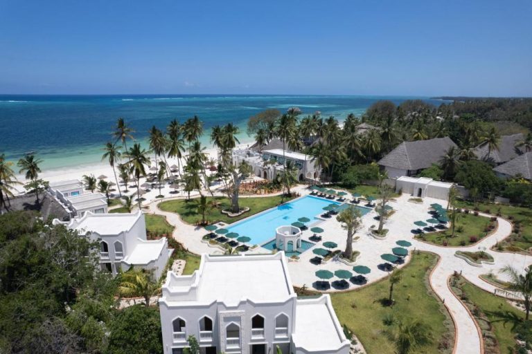 Vista aérea de la piscina exterior y playa del Tembo Kiwengwa Resort en Zanzíbar