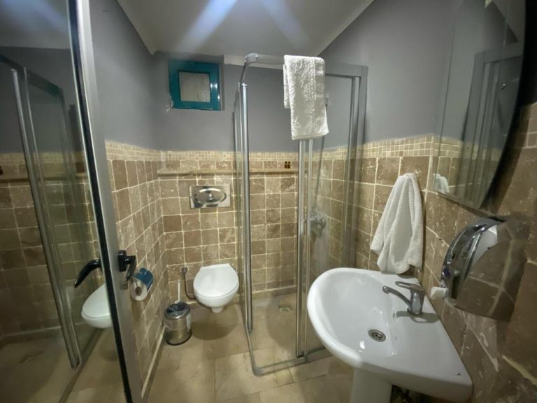 Baño completo con ducha de cristal, lavabo y sanitario del Hotel Alanya Afd en Turquía