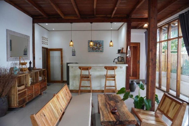 Salón comedor con cocina americana y vigas de madera del Tasola Boutique Hotel