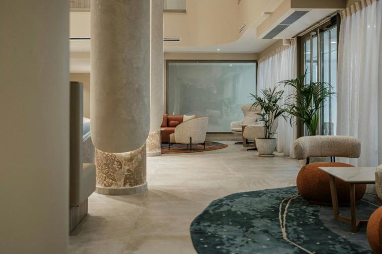 Elegante lobby con zona de descanso y sillones del Courtyard by Marriott Sliema en Malta