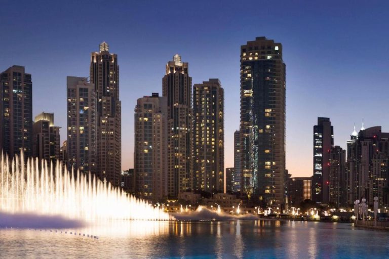 Espectacular fuente danzante de Dubai con el skyline nocturno junto al Ramada by Wyndham Downtown Dubai