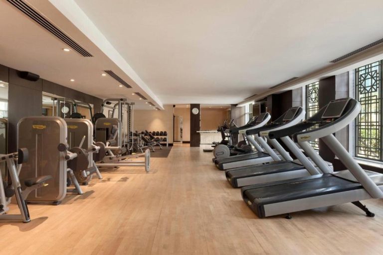 Gimnasio moderno con cintas de correr y máquinas de musculación en Ramada by Wyndham Downtown Dubai