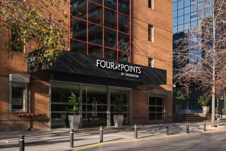 Fachada principal y entrada del Four Points by Sheraton Santiago con marquesina negra y bollards