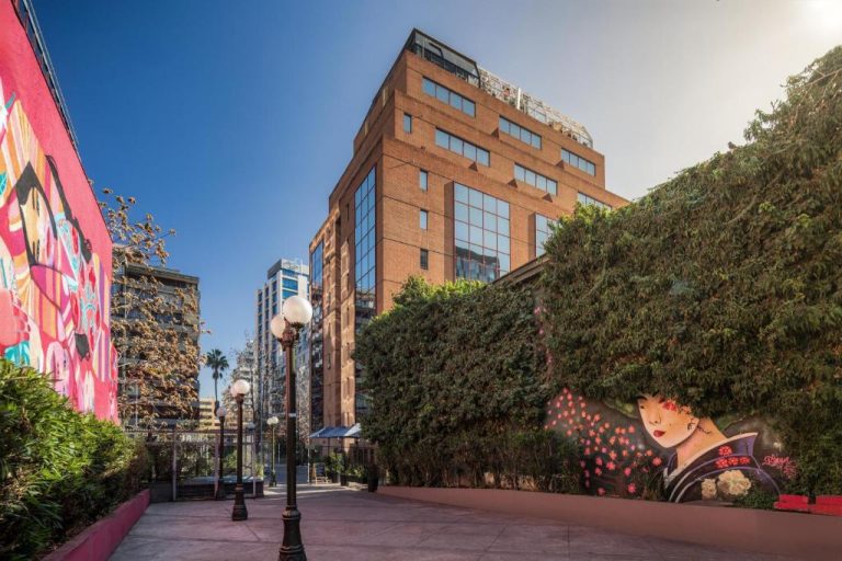 Fachada exterior del Four Points by Sheraton Santiago con murales artísticos y jardín vertical urbano