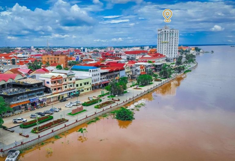 Vista aérea del Lbn Asian Hotel frente al río Mekong con el paseo marítimo de la ciudad