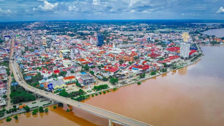 Vista aérea del Lbn Asian Hotel junto al río Mekong con panorámica de la ciudad de Kampong Cham