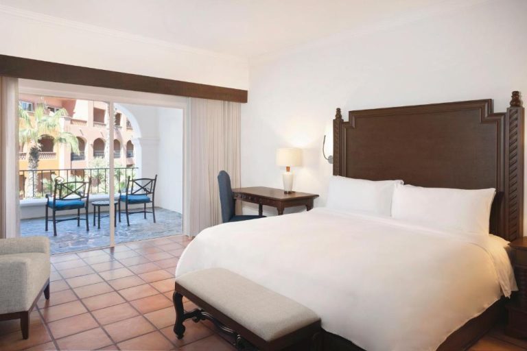 Habitación doble con cama king y terraza exterior en The Club at Hacienda del Mar Los Cabos