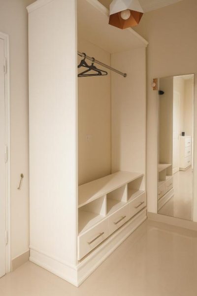 Vestidor empotrado con barra colgador, cajones y estantes del hotel Laguna King Care Comfort