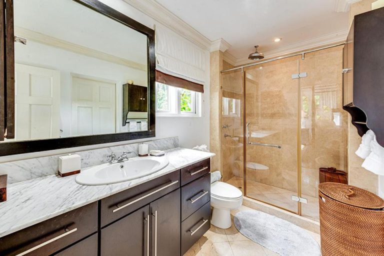 Baño de lujo con ducha de cristal y encimera de mármol en The Palms Resort