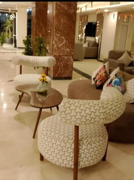Elegante lobby con sillones modernos y sofás del Hotel Fanаdir Bay en Hurghada, Egipto