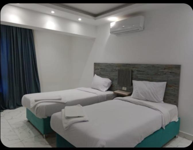 Habitación twin con dos camas y aire acondicionado en Hotel Fanadir Bay Hurghada