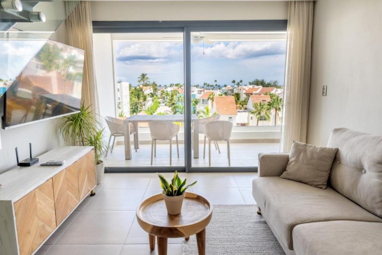 Sala de estar moderna con balcón y vistas al océano en Corner Penthouse with Ocean and City Views