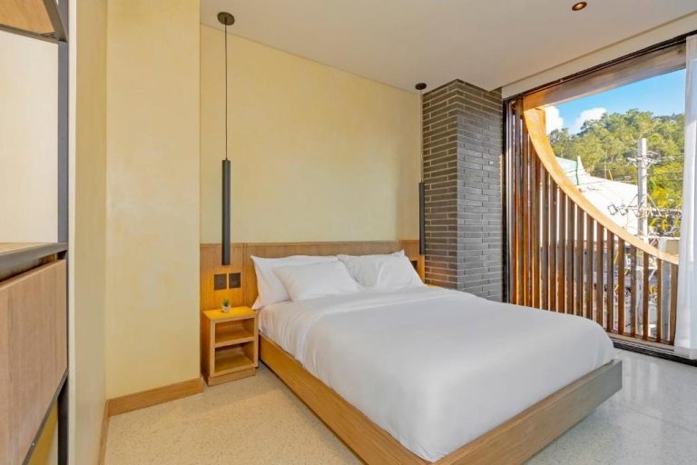 Habitación doble con cama matrimonial y balcón con vista exterior en Iconik Hotel