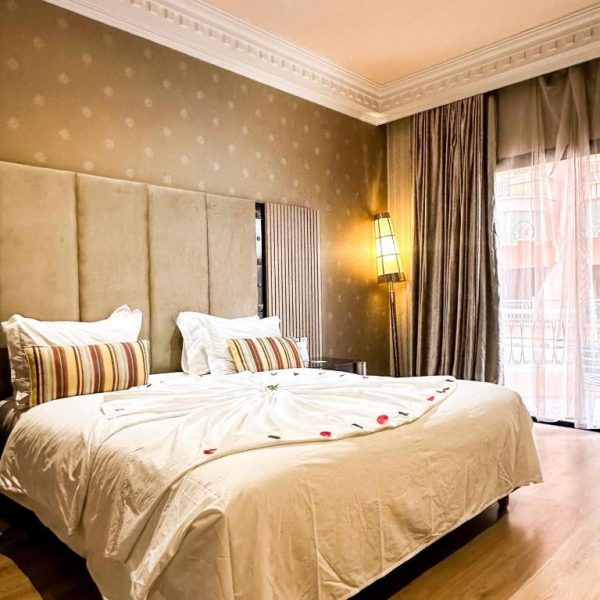 Habitación doble de lujo con cama king size y decoración elegante en el Hotel Royal Mirage Deluxe