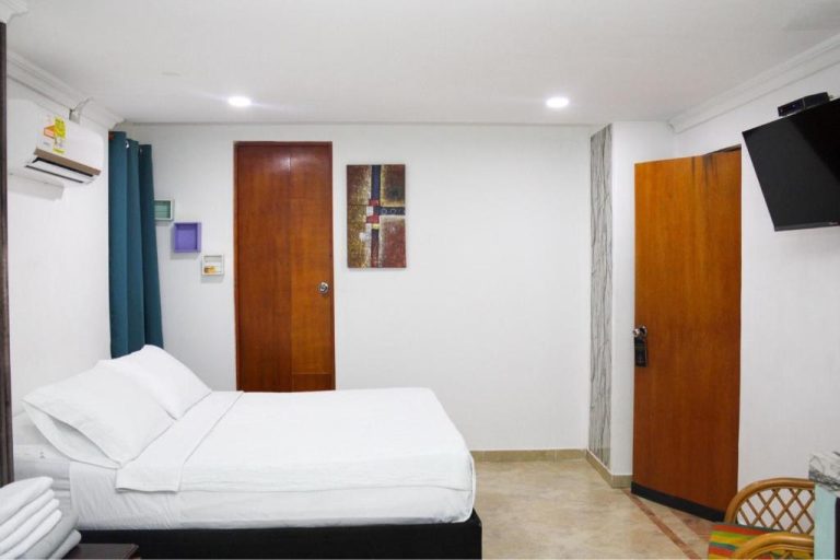 Habitación doble con cama matrimonial, aire acondicionado y TV en Hotel Marie Real Cartagena
