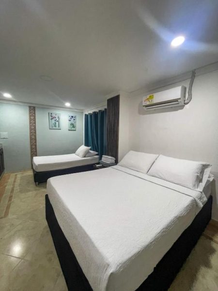 Habitación doble con cama matrimonial, cama individual y aire acondicionado en Hotel Marie Real Cartagena