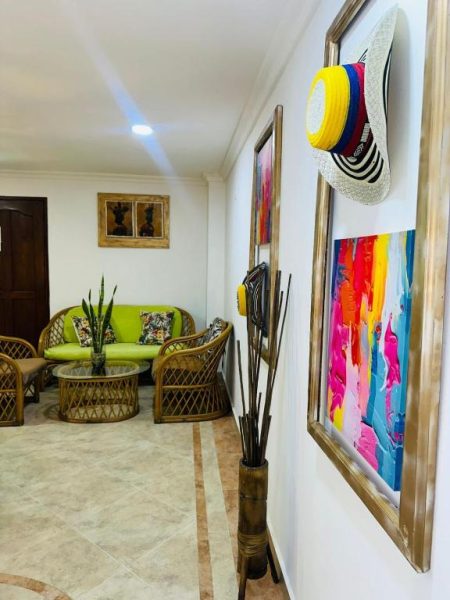 Sala de estar con decoración típica colombiana y sombrero vueltiao en Hotel Marie Real Cartagena