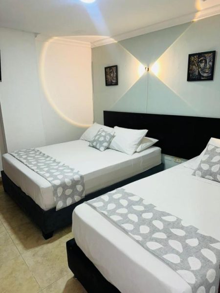 Habitación doble con dos camas y decoración moderna en Hotel Marie Real Cartagena