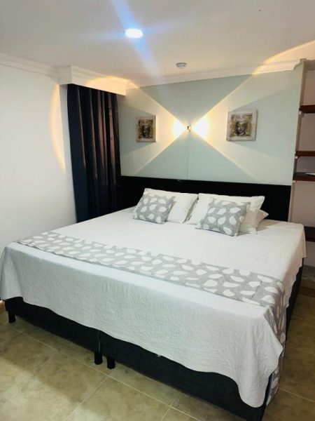 Habitación doble con cama king size y cabecero decorativo en Hotel Marie Real Cartagena