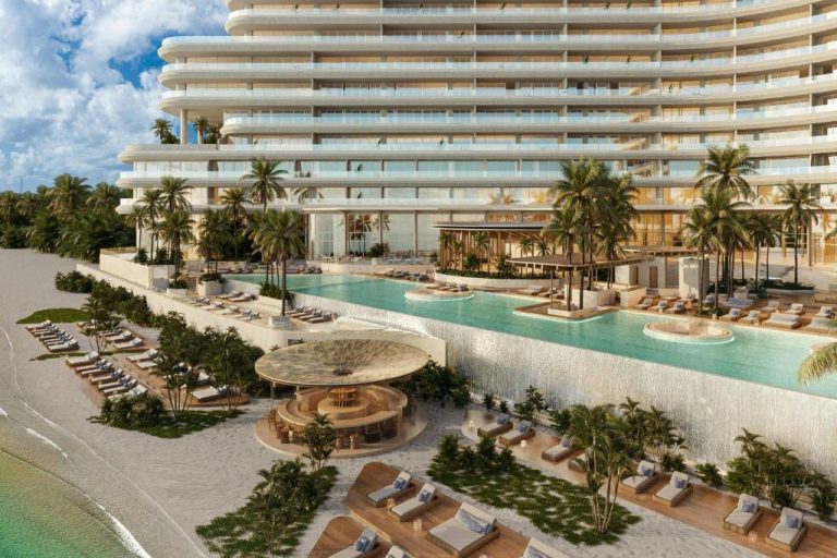 Piscina infinita con cascada y bar en la playa del St Regis Costa Mujeres Resort Cancún