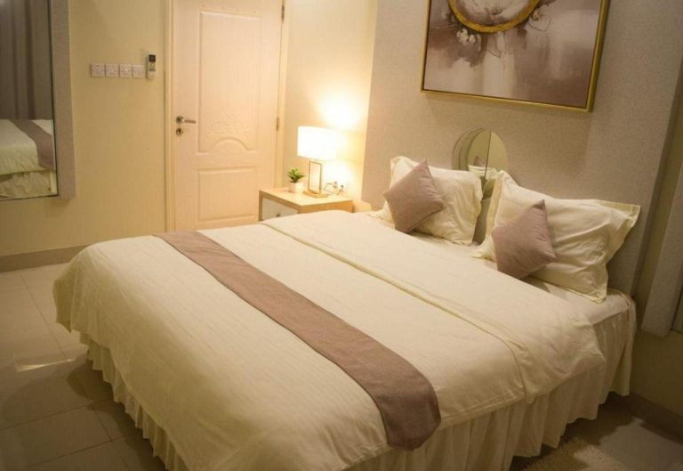 Habitación doble con cama matrimonial y decoración elegante en Al-Bayraha Hotel Apartments