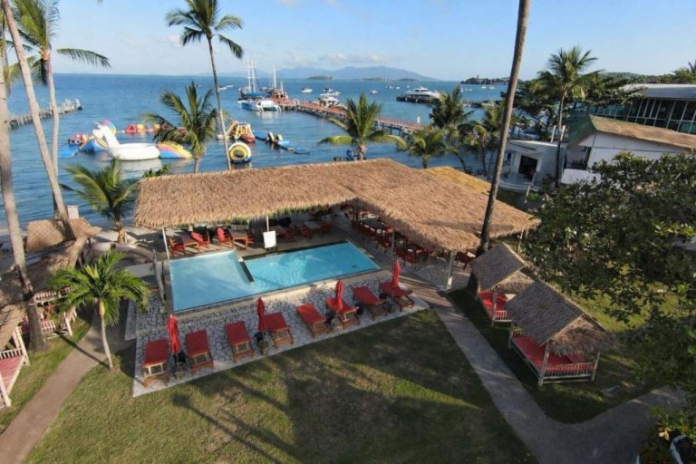 Piscina exterior con bar y zona de relax frente al mar en Samui Pier Beach Front & Resort