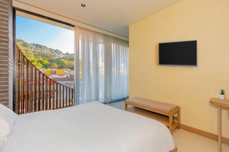 Habitación doble con balcón y vista a la ciudad en Iconik Hotel, con TV de pantalla plana