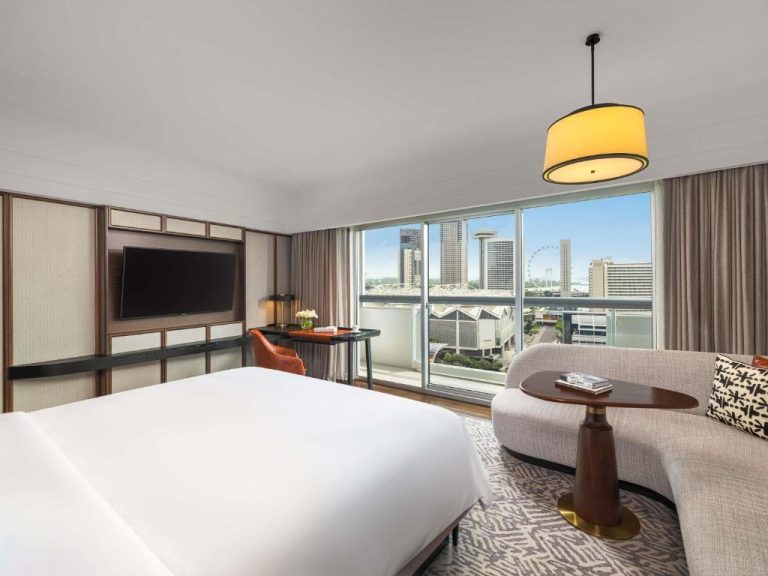 Habitación de lujo con cama king y vistas panorámicas a la ciudad en Fairmont Singapore