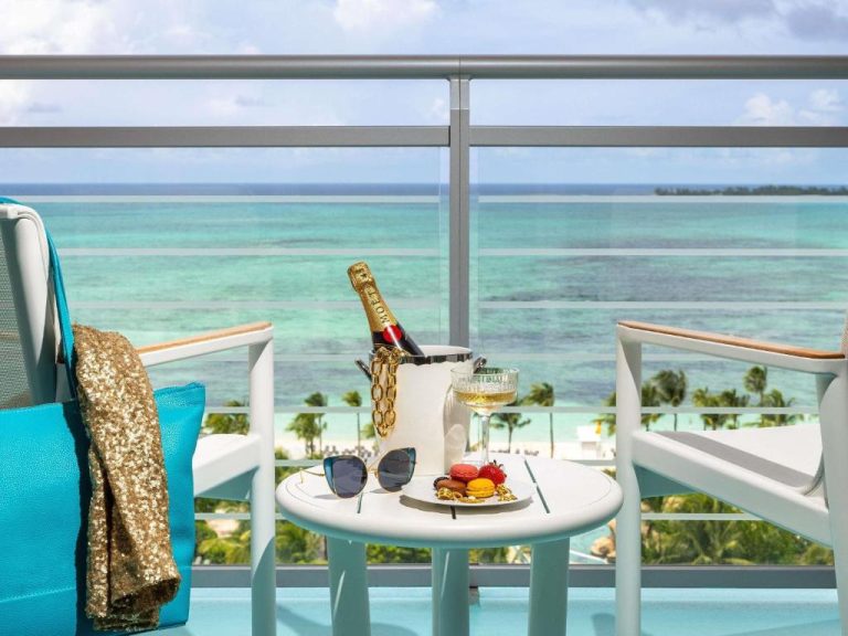 Terraza privada con champán y vistas al mar turquesa en el hotel SLS at Baha Mar