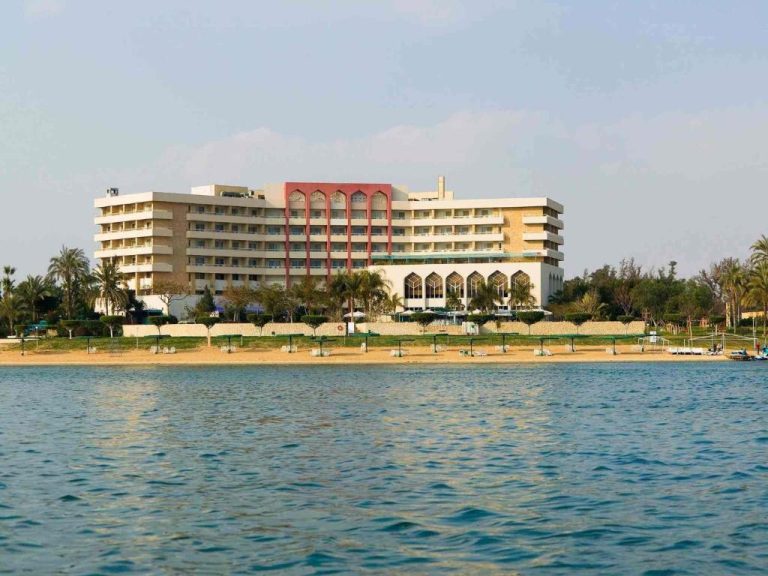 Vista exterior del Mercure Ismailia Forsan Island desde el agua con playa privada y jardines