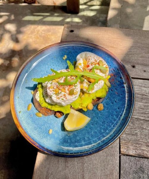 Tostada de aguacate con huevos pochados y semillas en el desayuno del Paraiso Hotel Chiangmai