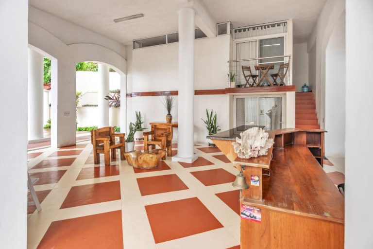 Recepción y lobby principal de Sea Vue Luxury Vacation Condominiums con suelo a cuadros y mezzanine