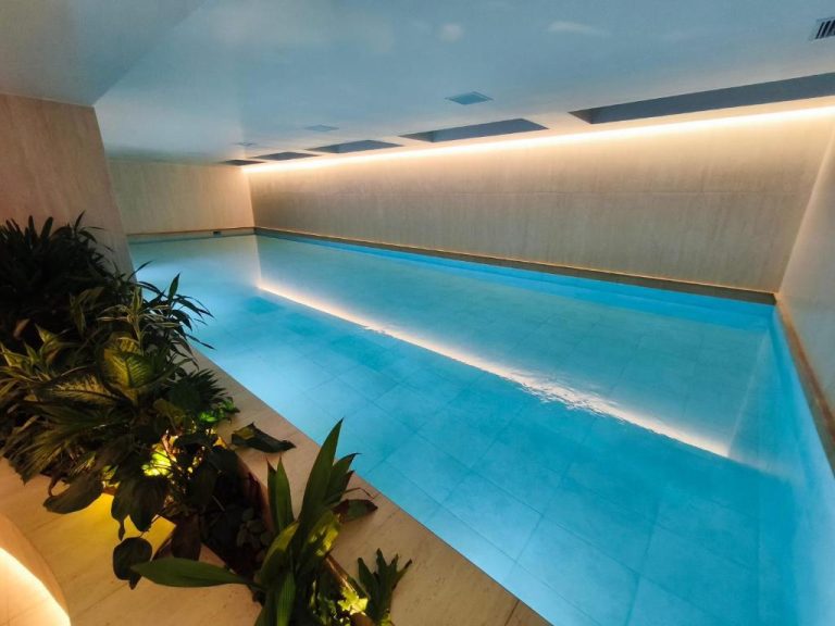 Piscina interior climatizada con iluminación LED del Adagio Quito Coliving Ecuador Residences