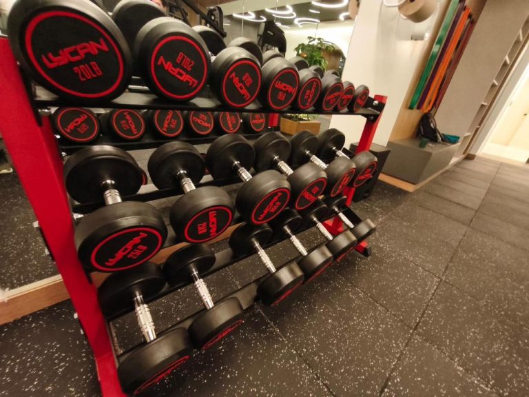Rack de mancuernas Lycan en el gimnasio del Adagio Quito Coliving Ecuador Residences