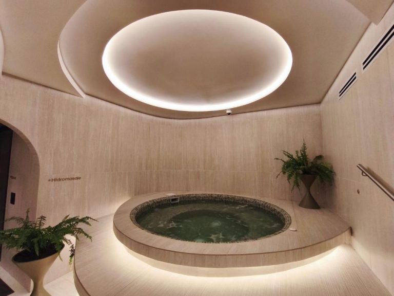 Jacuzzi de hidromasaje circular con iluminación ambiental en el spa del Adagio Quito Coliving Ecuador Residences