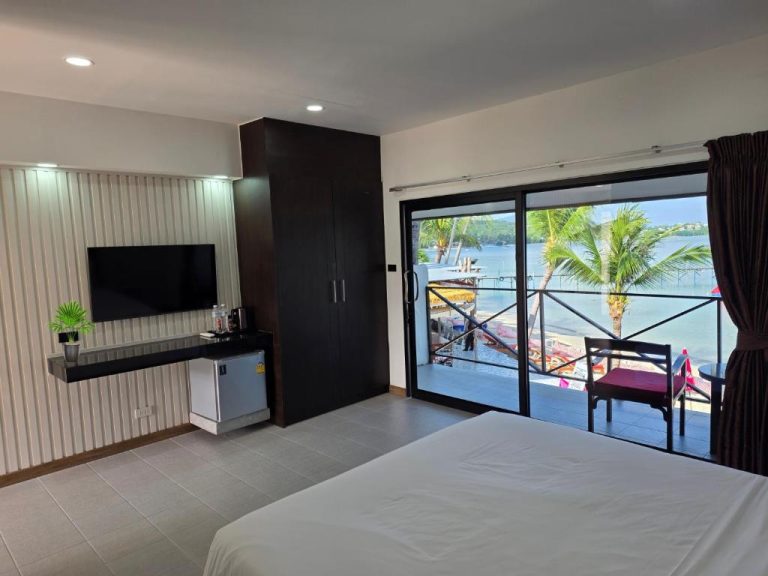 Habitación doble con balcón y vista al mar en Samui Pier Beach Front & Resort con televisión y minibar
